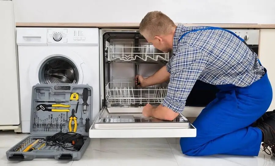 Söke Finlux servisi teknisyen ekibi beyaz eşya tamiri yaparken